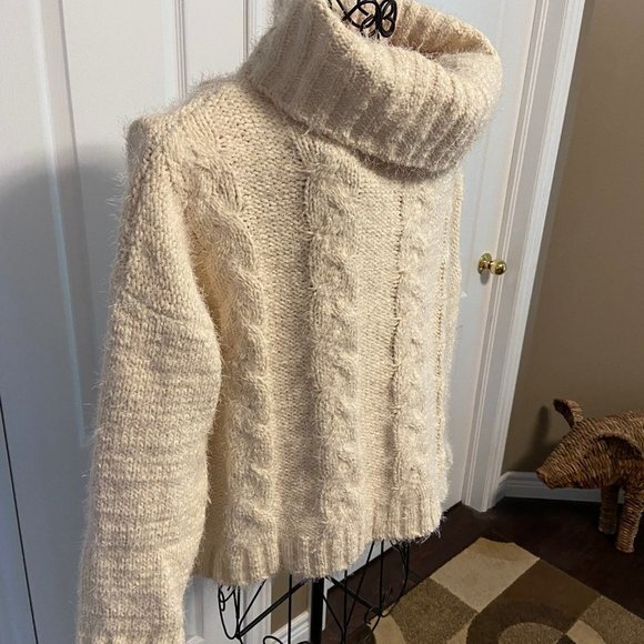Gorgeous, Soft Cowl Neck Cable Knit Cropped Sweater. Sz L NWOT - Picture 3 of 13